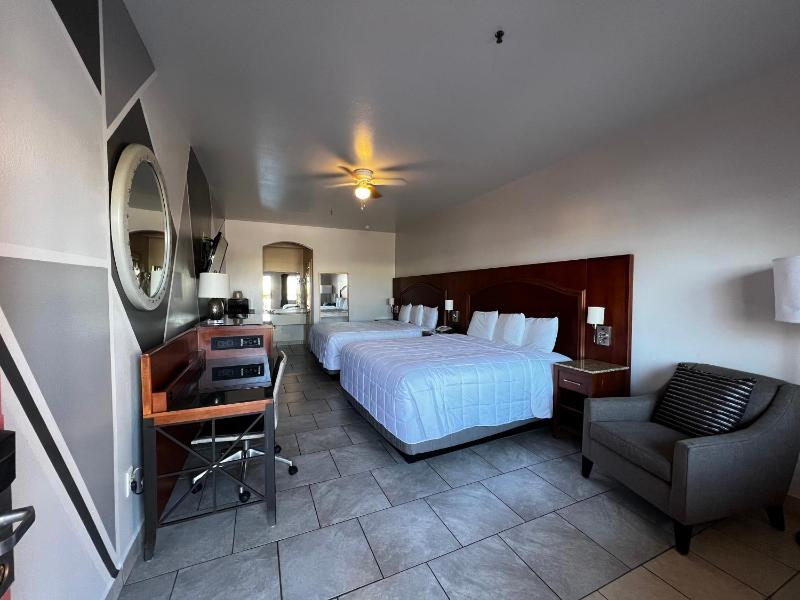 Queen Room with Two Queen Beds image 4