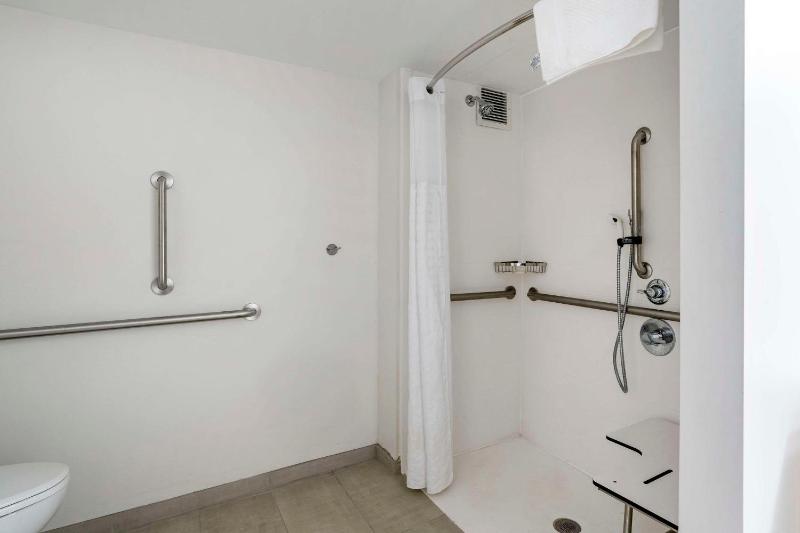 Accessible Efficiency Suite with Two Double Beds - Non Smoking image 4