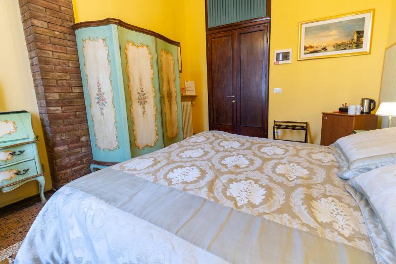 Double Room with Shared Bathroom image 4