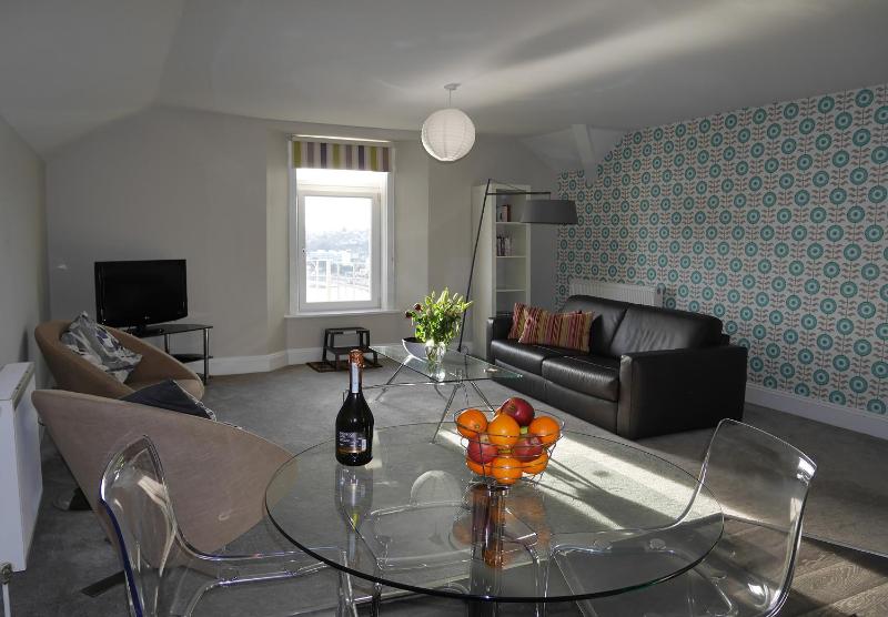 One-Bedroom Apartment with Sea View - 1 image 4