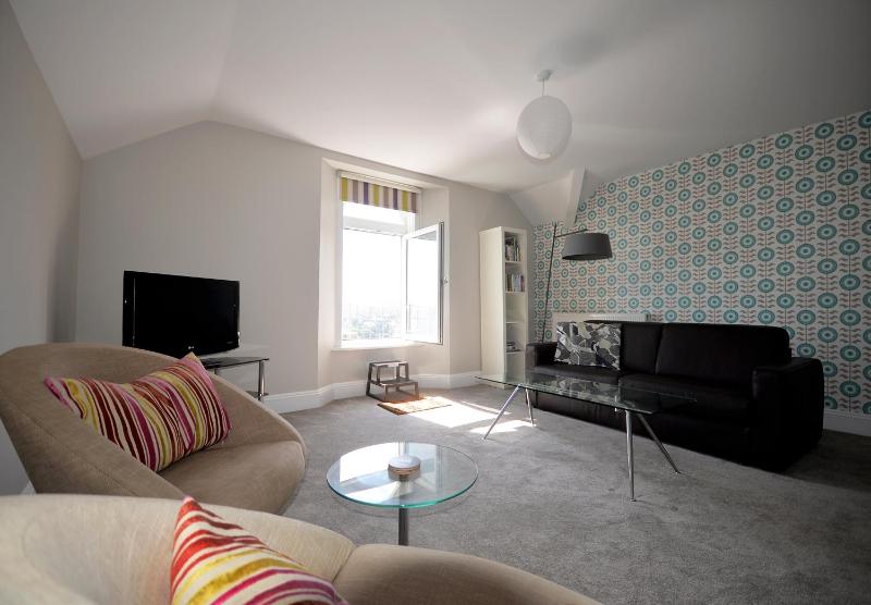 One-Bedroom Apartment with Sea View - 1 image 1