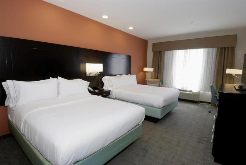 Suite with Two Queen Beds - Hearing Accessible image 3