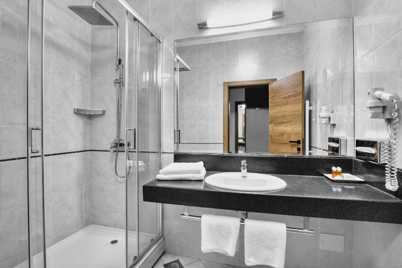 Standard Double Room image 3