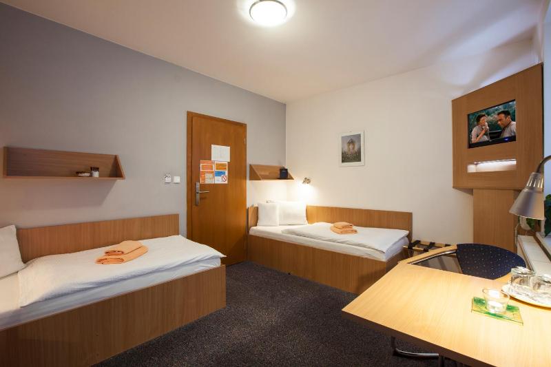 Twin Room image 4