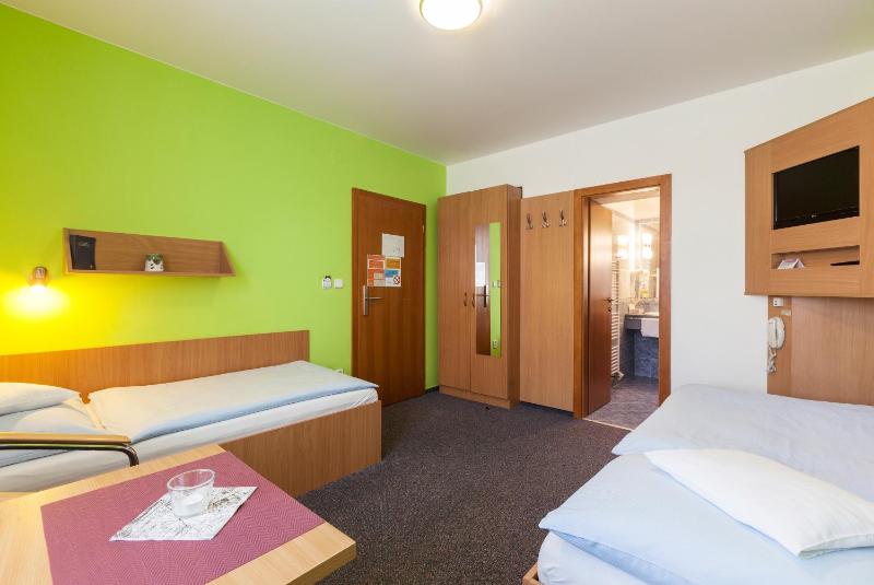 Twin Room image 3