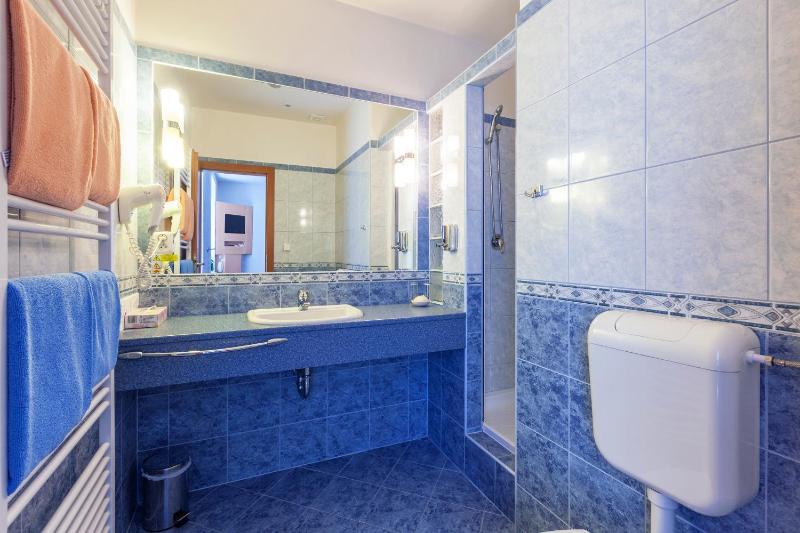 Twin Room image 2