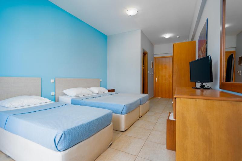 Triple Room with Terrace image 1