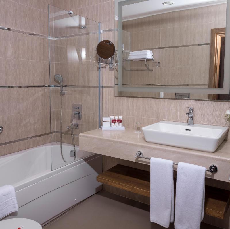 Twin Room with Two Twin Beds - City View image 4