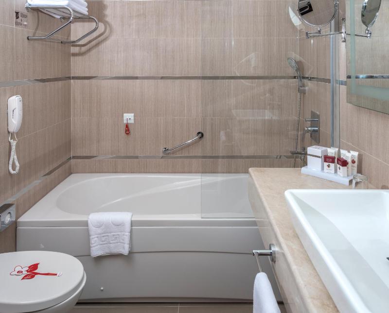 Queen Suite image 3