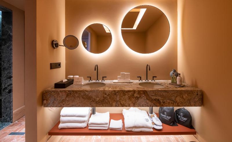Double or Twin Room with Sea View image 4