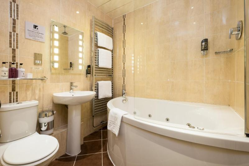 Luxury Room with Spa Bath image 3