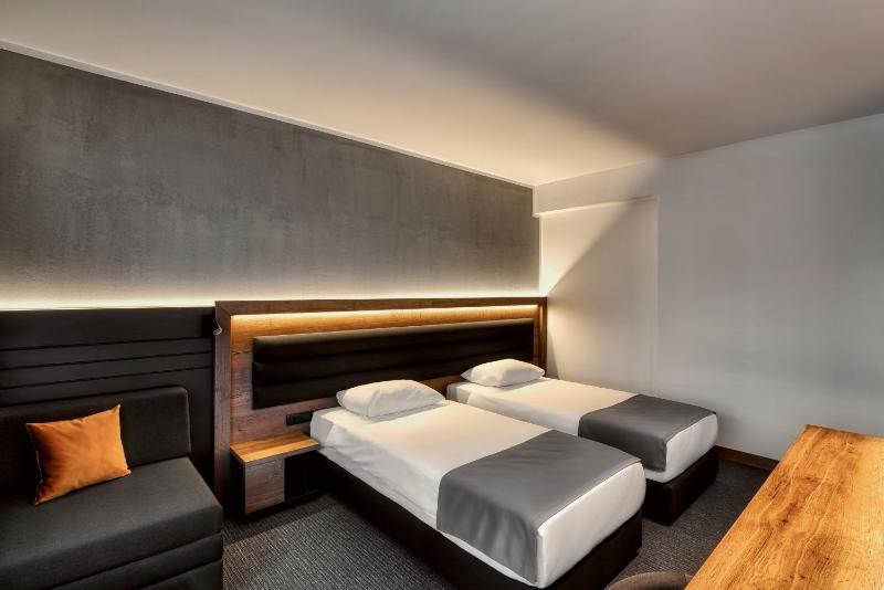 Standard Double Room image 4