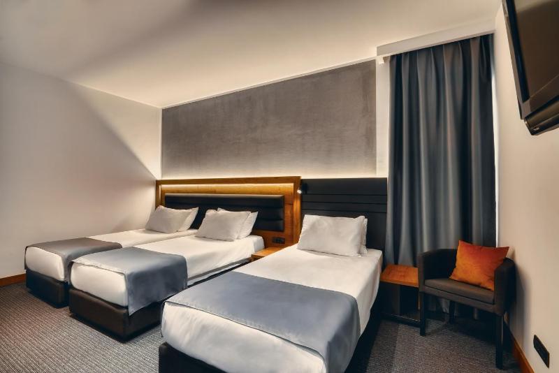 Superior Triple Room image 4