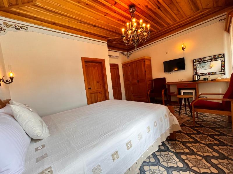 Standard Double Room image 4