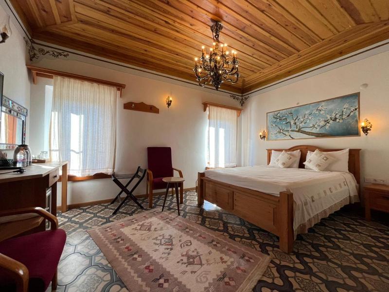 Standard Double Room image 3