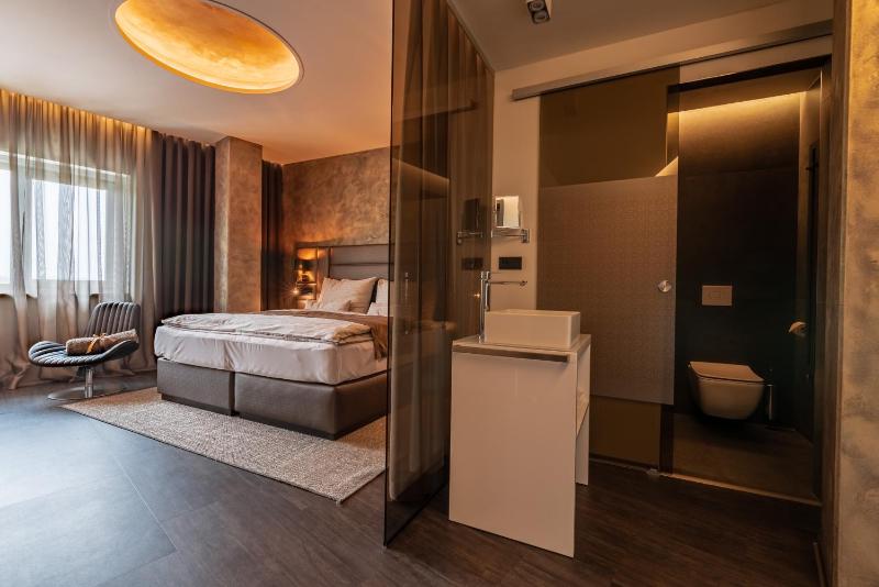 Deluxe Double Room image 2
