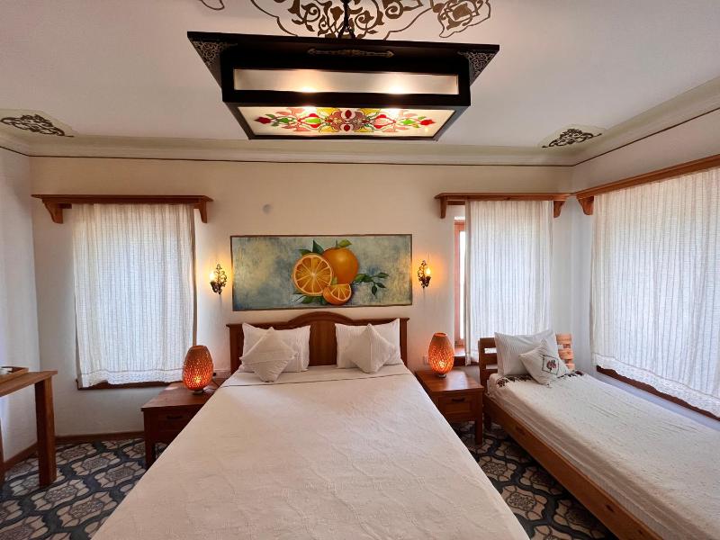 Deluxe Triple Room image 3