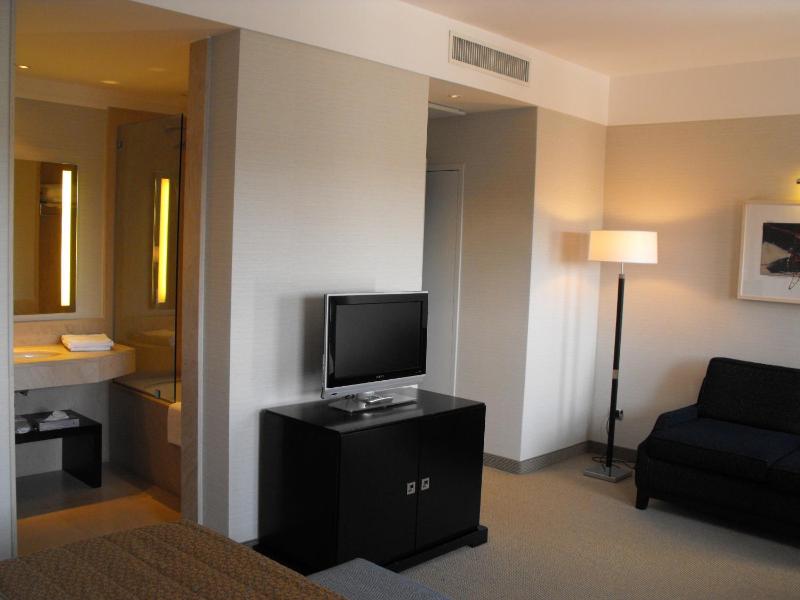 Deluxe Double or Twin Room with City View image 2
