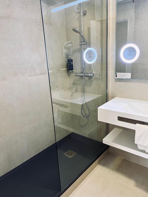 Classic Double Room image 2