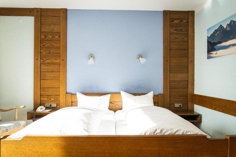 Double Room with Balcony image 3