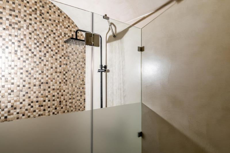 Junior Suite with Balcony & Outdoor Hot Tub image 4