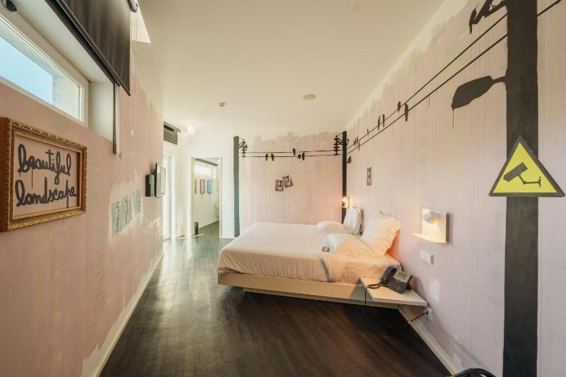 Family Room with Spa Access image 3
