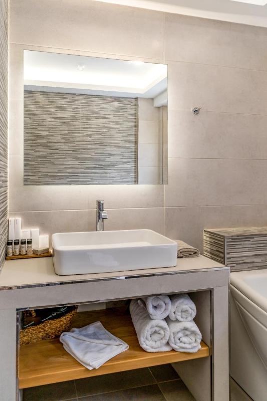 Superior Suite with Sea View & Outdoor Hot Tub image 4