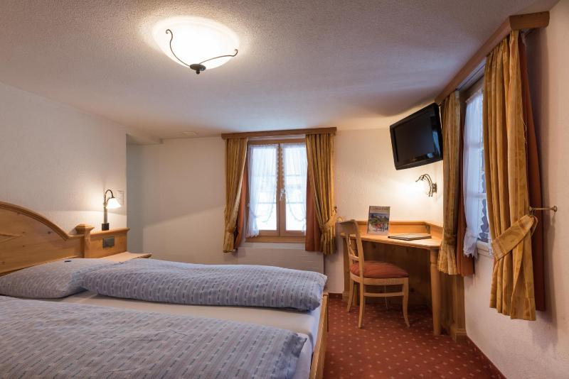 Double Room with two Extra Beds image 4