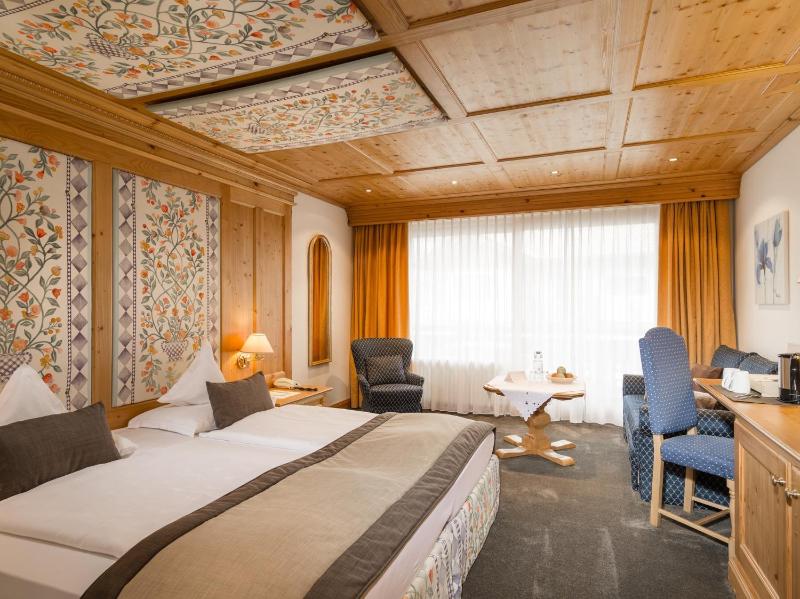 Superior Double Room with Balcony image 4
