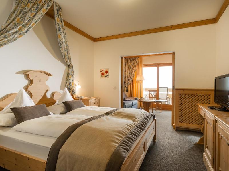 Deluxe Double Room with Balcony image 3