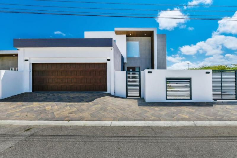 NEW 3BR 2BA Modern Oasis 3-min to Eagle Beach - image 1