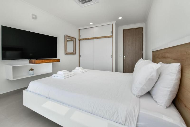 NEW 3BR 2BA Modern Oasis 3-min to Eagle Beach - image 4