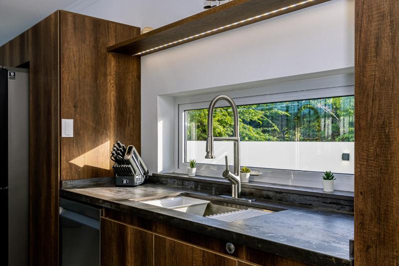 NEW 3BR 2BA Modern Oasis 3-min to Eagle Beach - image 10