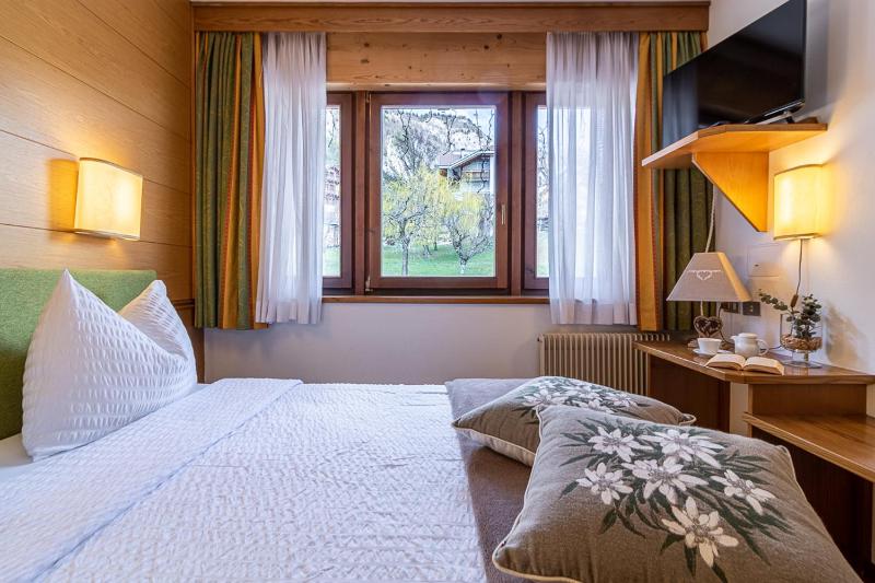 Standard Double or Twin Room image 4