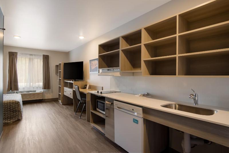 QUEEN SUITE WITH SOFA ACCESSIBLE image 1