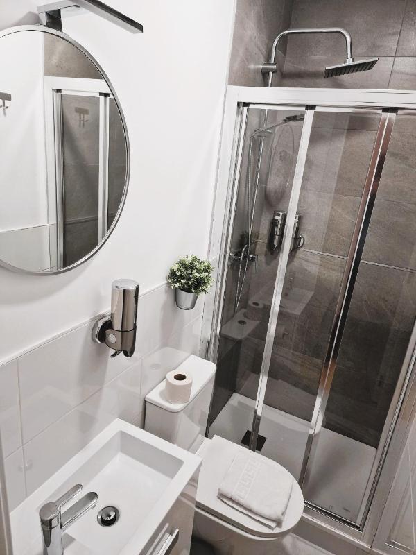 Small Interior Double Room image 3