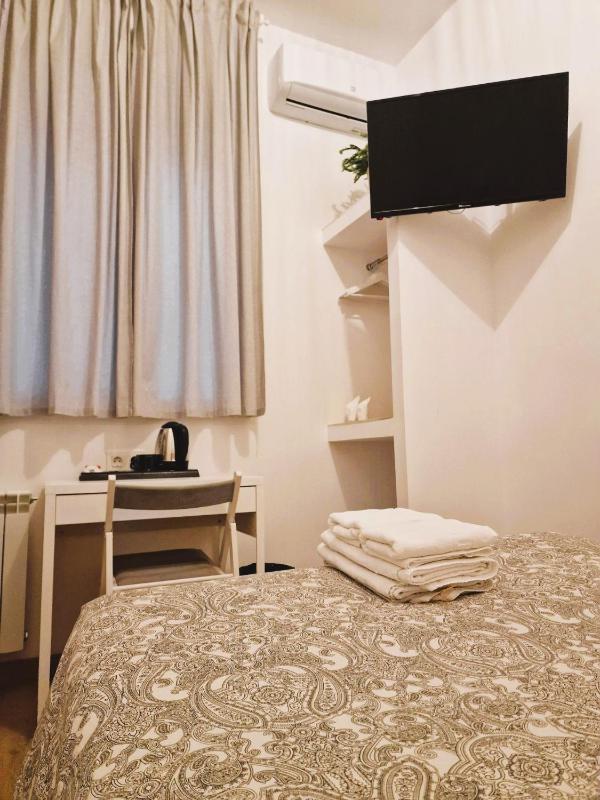 Small Interior Double Room image 2