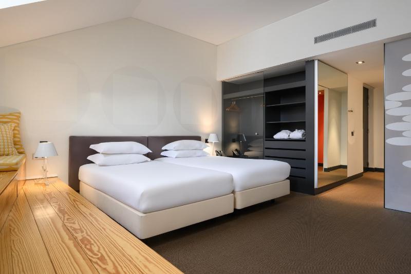 Deluxe Twin Room image 4