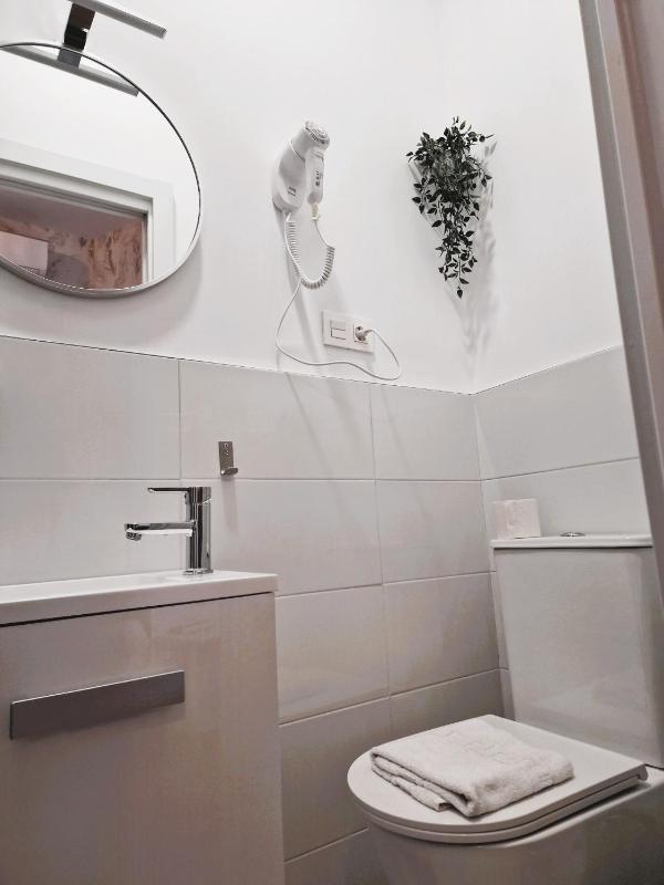 Standard Single Room with Private Bathroom image 2