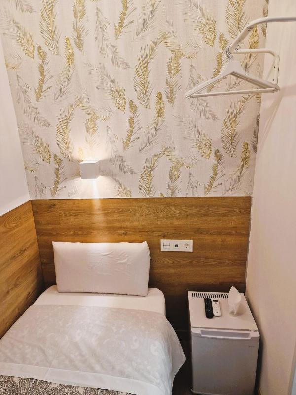 Small Single Room image 4