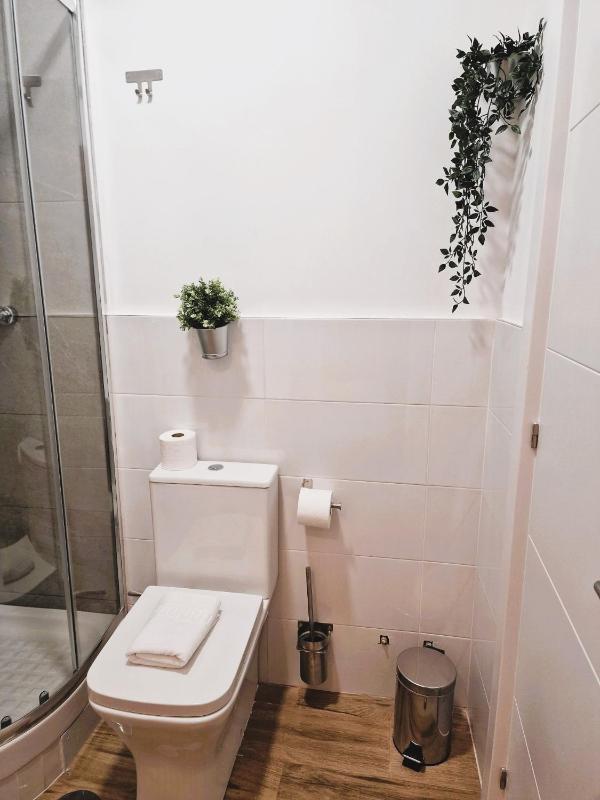 Small Single Room image 3