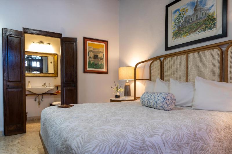 Queen Room image 2