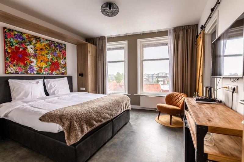 Deluxe Double or Twin Room image 3