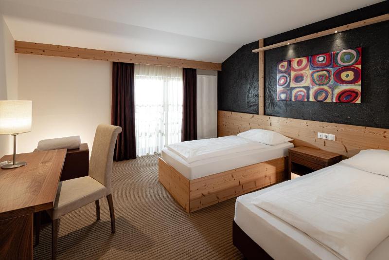Deluxe Family Suite image 3