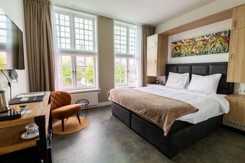 Deluxe Double Room image 3