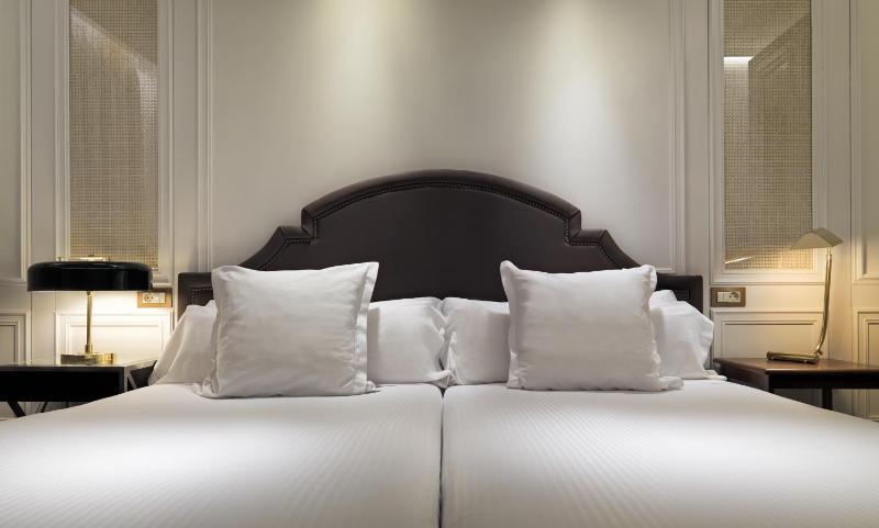 Classic Double or Twin Room image 3