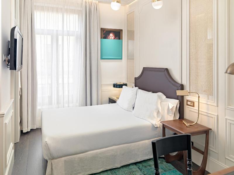 Basic Double Room image 3