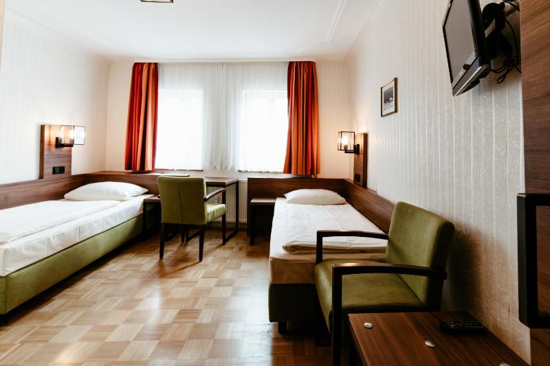 Twin Room image 2