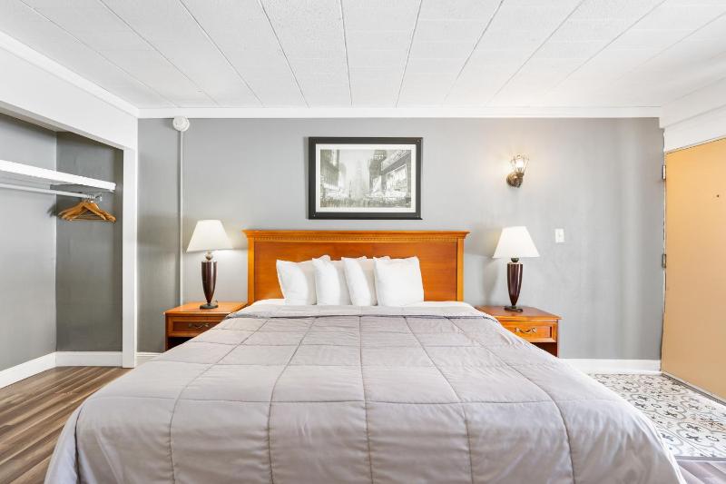 Deluxe King Room image 3