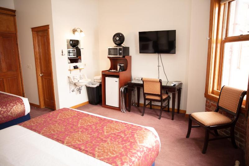 Superior Queen Room with Two Queen Beds image 4